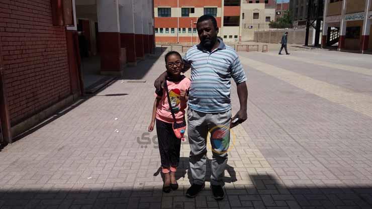 . مسن وزوجته يصوتان في استفتاء الدستور بأوسيم (1)