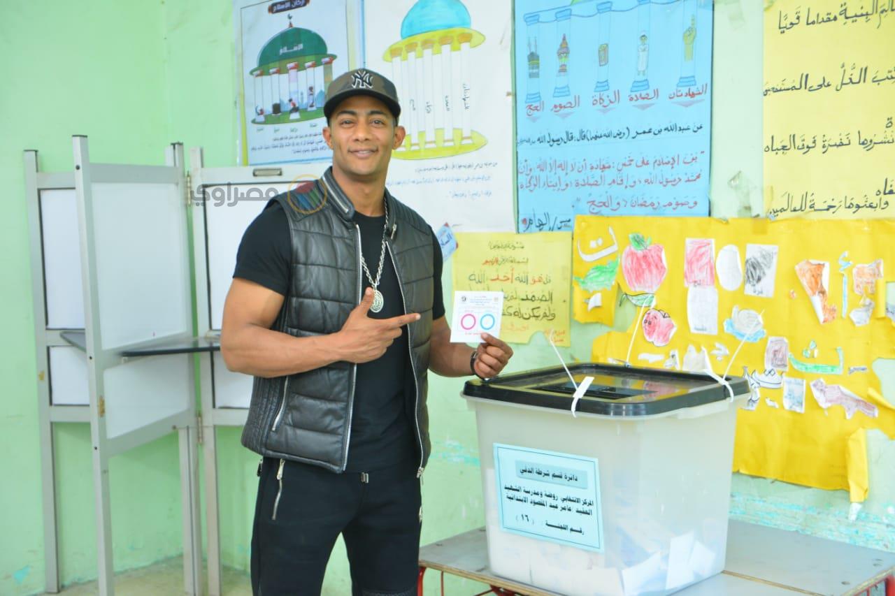 محمد رمضان يصوت في استفتاء التعديلات الدستورية (1)