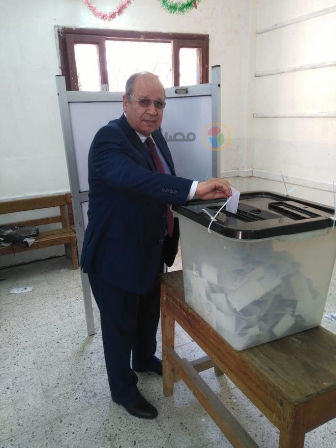 رئيس مجلس الدولة يدلي بصوته بمدينة بنها (2)