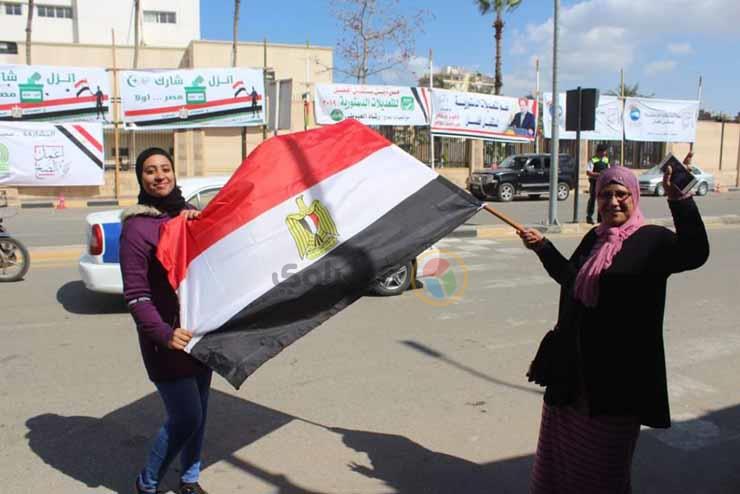 سيدات يحملن أعلام مصر في بورسعيد