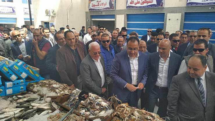 رئيس الوزراء يتفقد سوق الأسماك الجديد في بورسعيد (2)