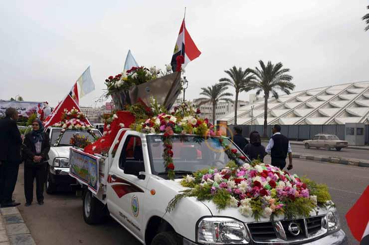 انطلاق مهرجان الزهور على كورنيش الإسكندرية احتفالا بأعياد الربيع (2)