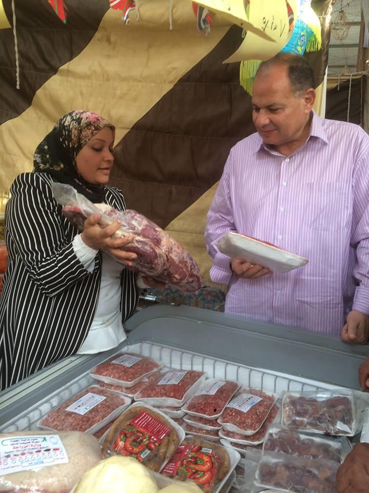 محافظ الفيوم يفتتح معرض أهلا رمضان للسلع الغذائية (3)