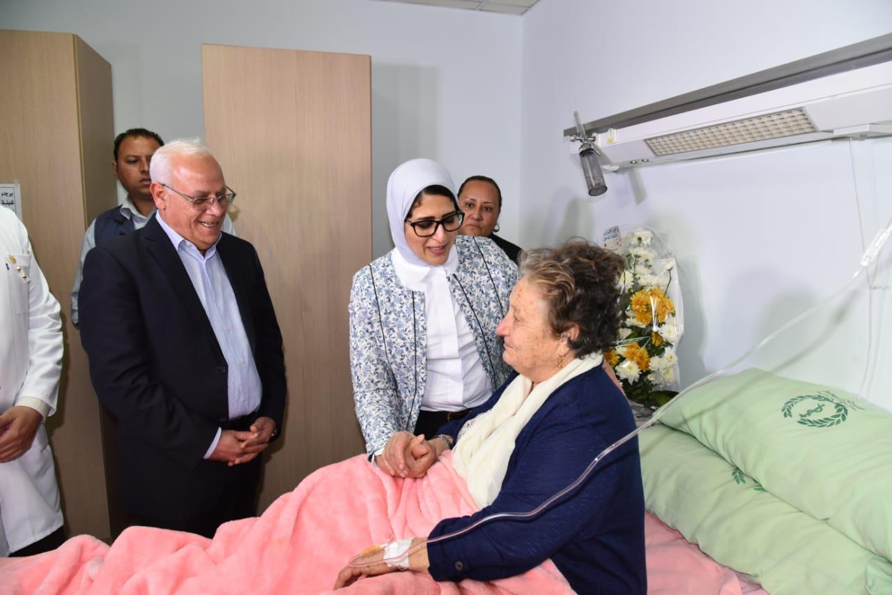 وزيرة الصحة ومحافظ بورسعيد يزوران المناضلة زينب الكفراوي (1)