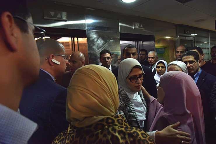 وزيرة الصحة تزور الطبيب محمد صلاح وتوجه بعلاجه في ألمانيا (1)