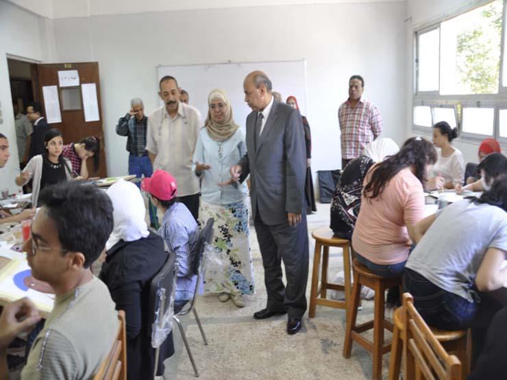 رئيس جامعة المنيا يتفقد لجان الامتحانات  (2)