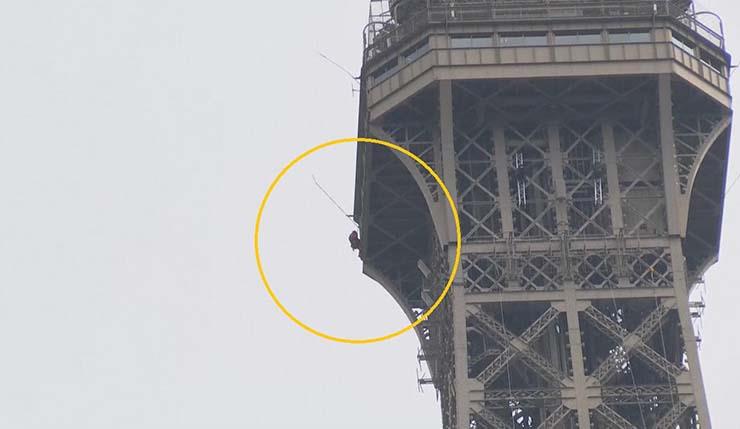رجل يتسلق برج إيفل