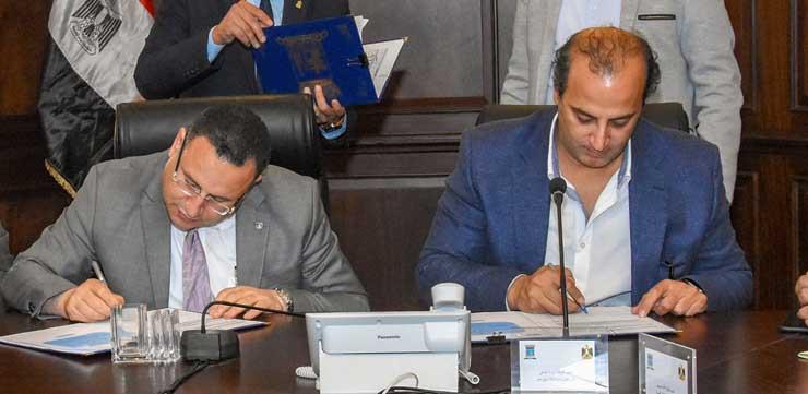 محافظ الإسكندرية خلال توقيع البرتوكول (3)