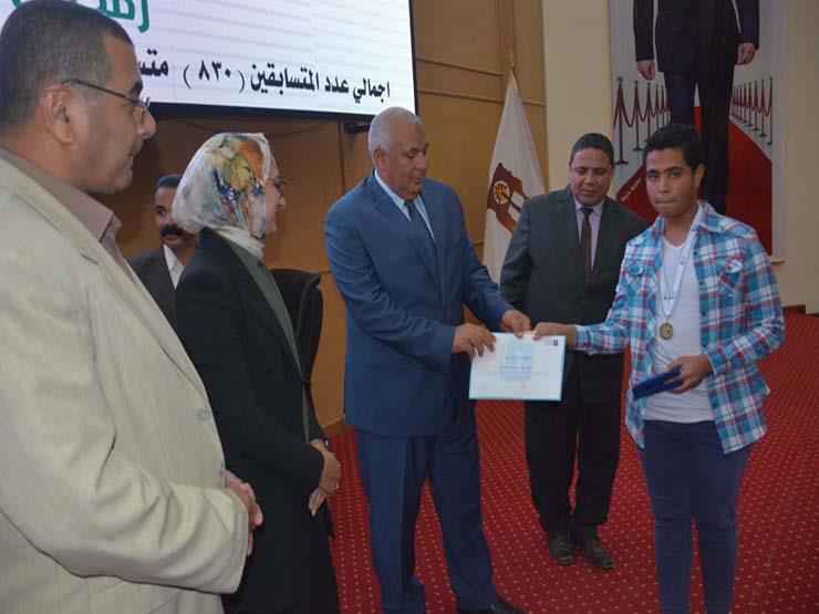 محافظ الوادي الجديد يكرم الطلاب الفائزين بمسابقة تحدي القراءة العربي (1)