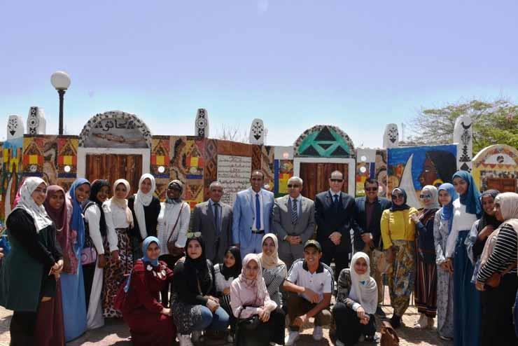 الطلاب المشاركين فى جدارية حديقة درة النيل