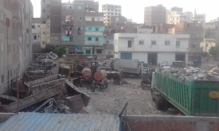الكتلة السكنية تحيط بمقر حي شمال بمدينة دسوق التي تتجمع فيه القمامة