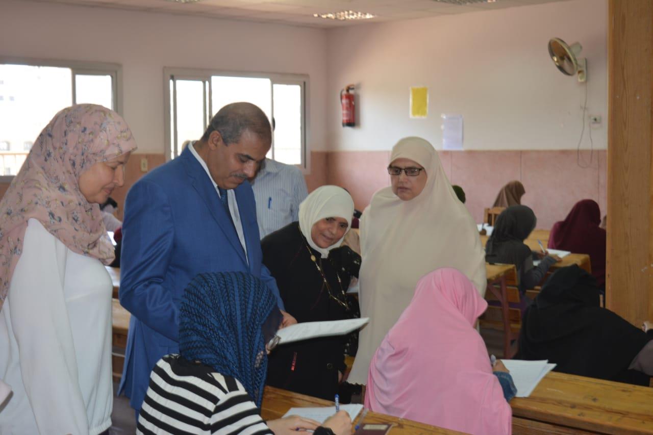 رئيس جامعة الأزهر يتفقد لجان امتحانات كليات البنات بمدينة نصر (2)