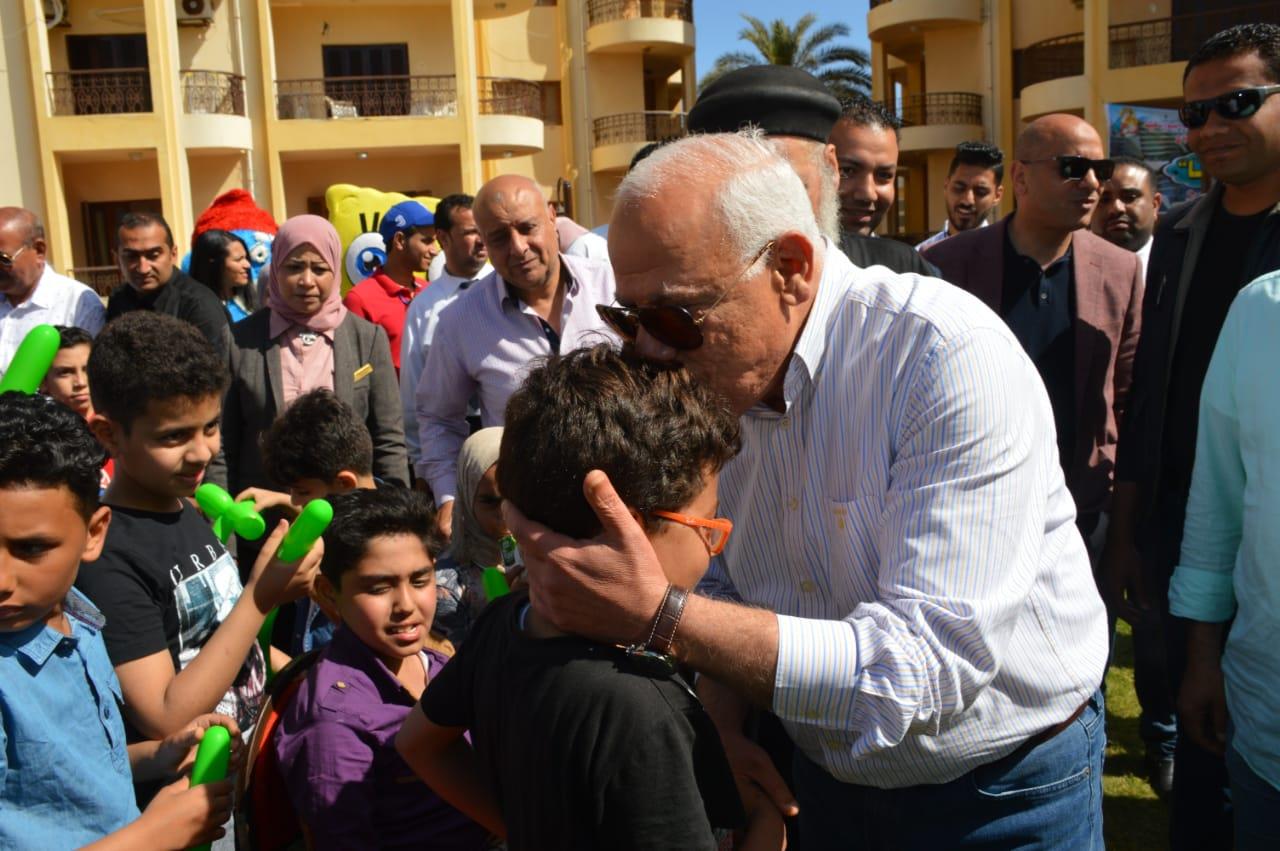 محافظ بورسعيد مع أطفال المستشفى3