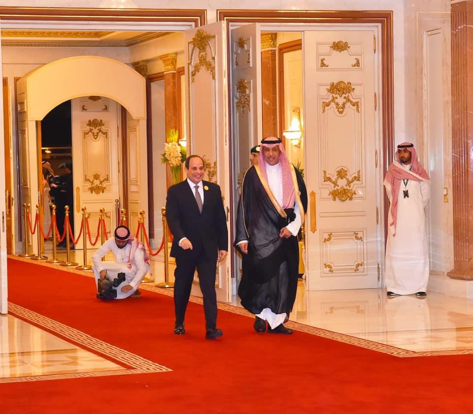 الرئيس السيسي في القمة العربية الطارئة (1)