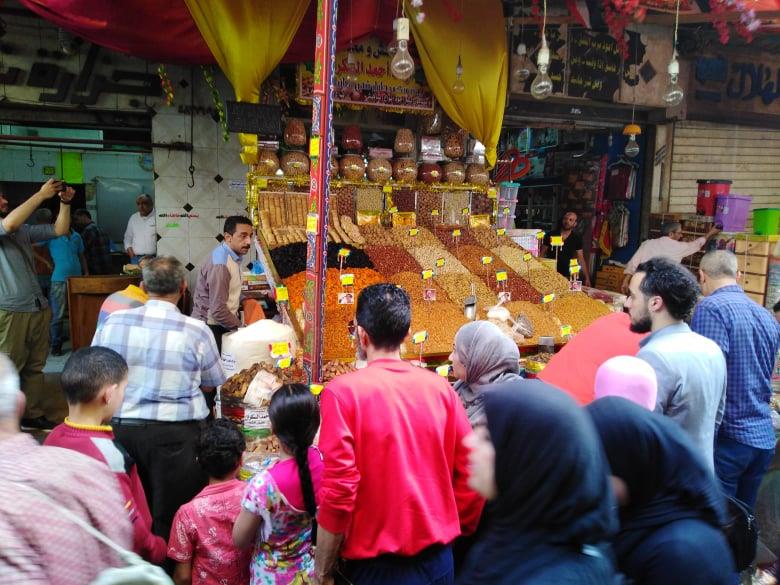انتعاش أسواق الياميش بالإسكندرية قبل ساعات من شهر رمضان (1)