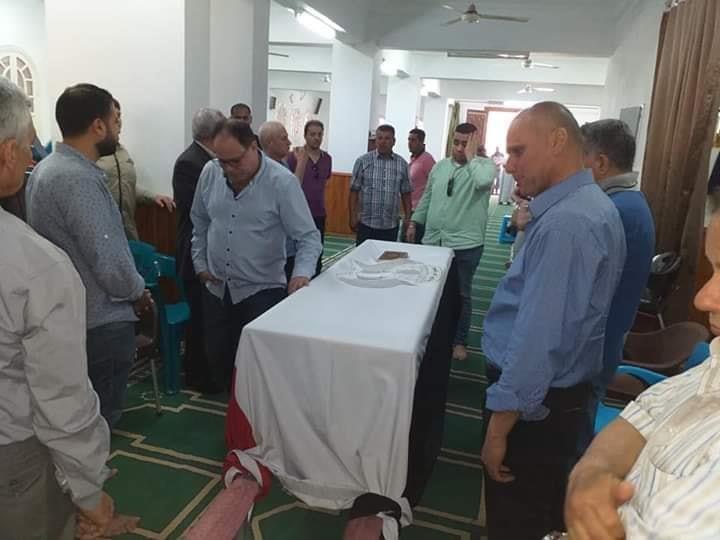 الدكتور ياسر عبد العظيم يلقي نظرة الوداع على جثمان نجله