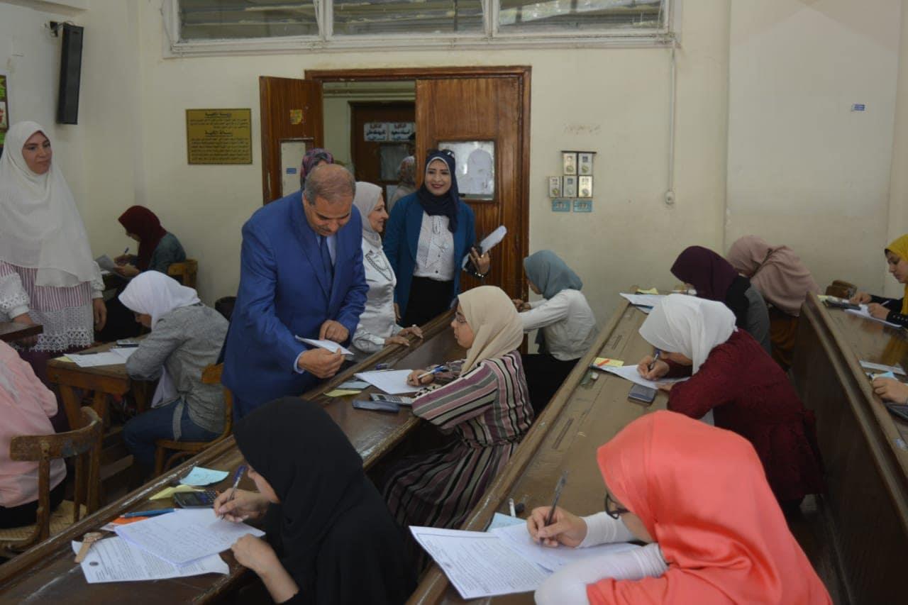 المحرصاوي يتابع الامتحانات بكليتي العلوم والتجارة ببنات الأزهر في القاهرة (1)