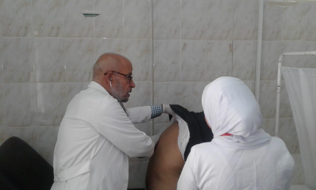 فحص وعلاج 951 مواطنًا بقرية الكفاح في واحة الفرافرة (2)
