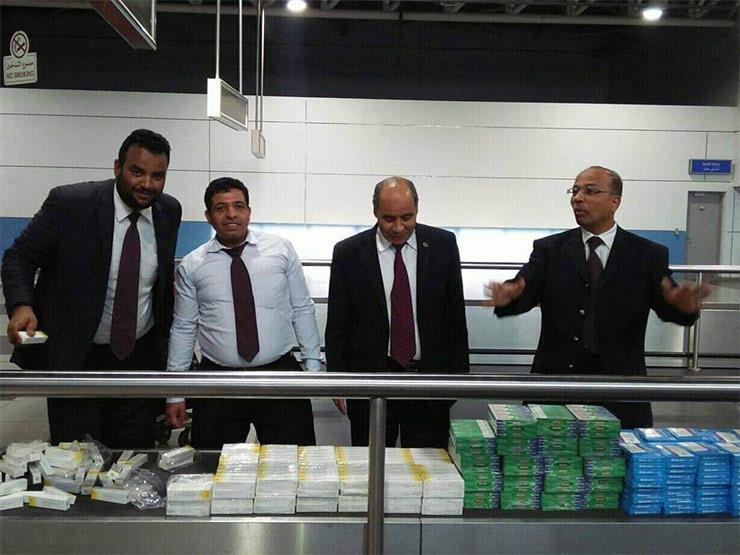 إحباط تهريب أدوية وحشيش بمطار القاهرة (1)