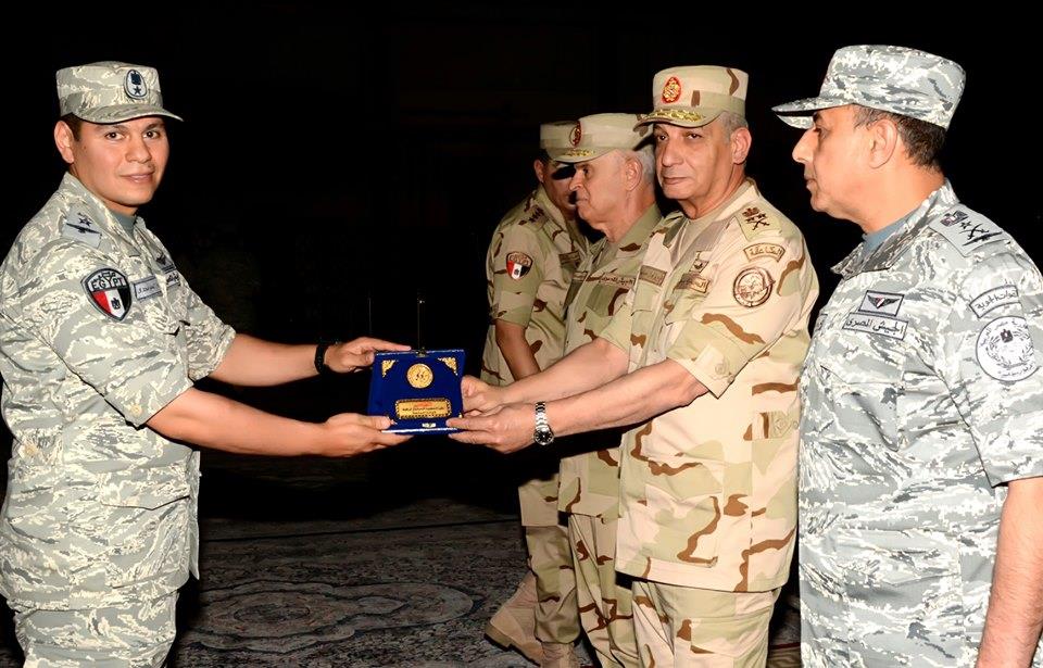 وزير الدفاع يشارك مقاتلي القوات الجوية وطلبة الكلية الجوية تناول الإفطار (2)