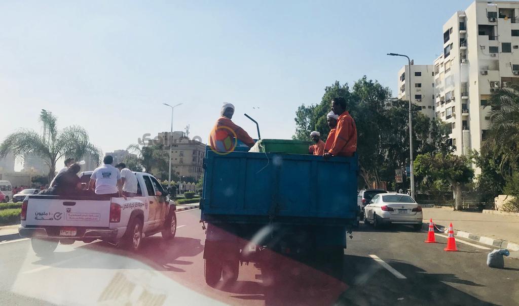  عمال النظافة يحافظون على نظافة الشوارع (1)
