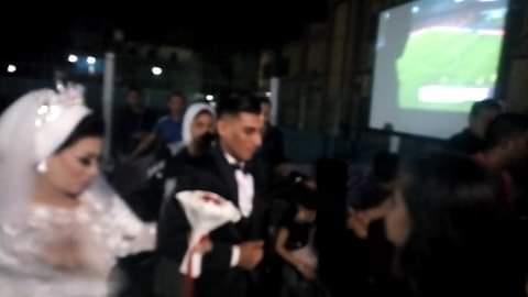 عروسان يشاهدان مباراة مصر في أحد مراكز الشباب (4)