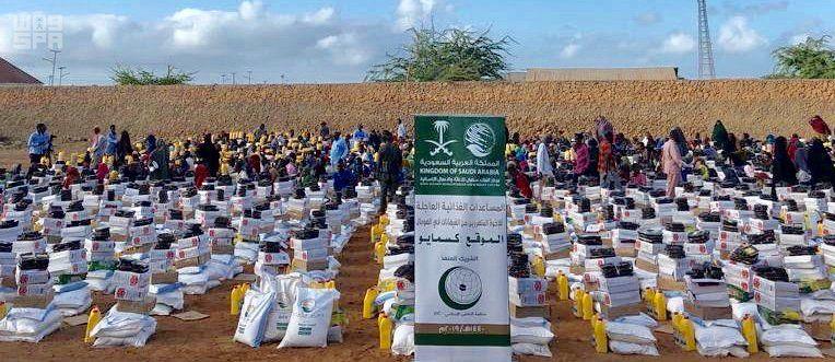 صورة  لتوزيع مركز الملك سلمان للاغاثة الغذاء في الصومال