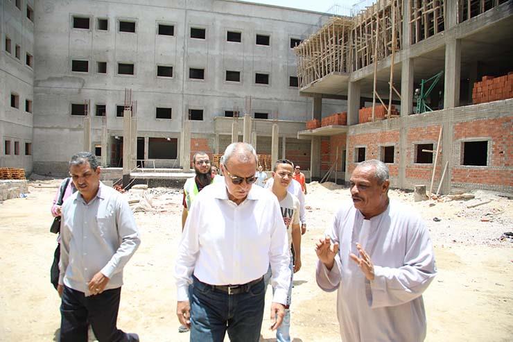 محافظ قنا يتفقد إنشاءات مستشفى دشنا ومجمع الصناعات (7)