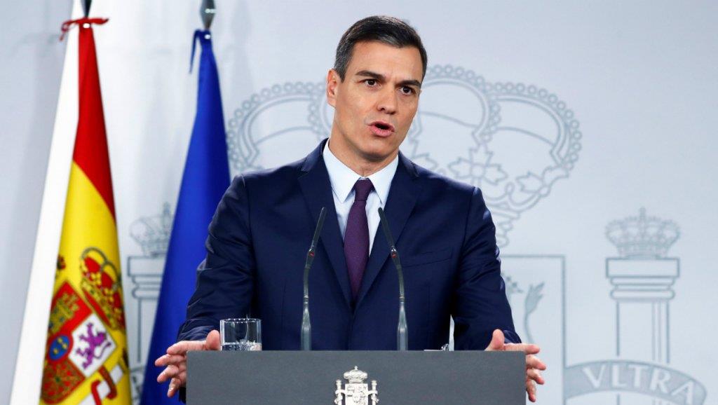 رئيس وزراء إسبانيا يزور لا بالما وسط استمرار تدفق الحمم البركانية 