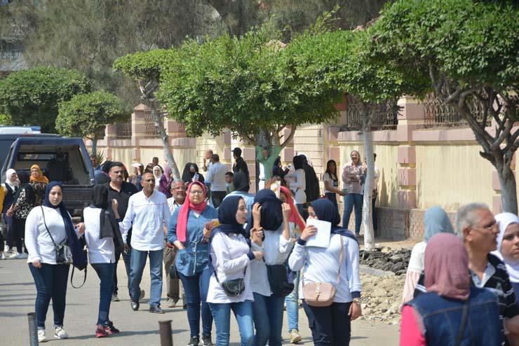توافد الطلاب علي لجان الثانوية العامة في بورسعيد
