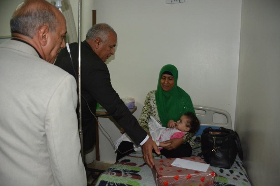 محافظ الوادي الجديد يزور مستشفي الخارجة العام ويقدم هدايا العيد للمرضي (1)