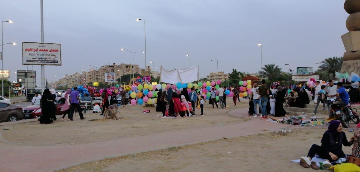 امتلاء ساحة مسجد الحصري بالمصلين لأداء صلاة العيد (2)