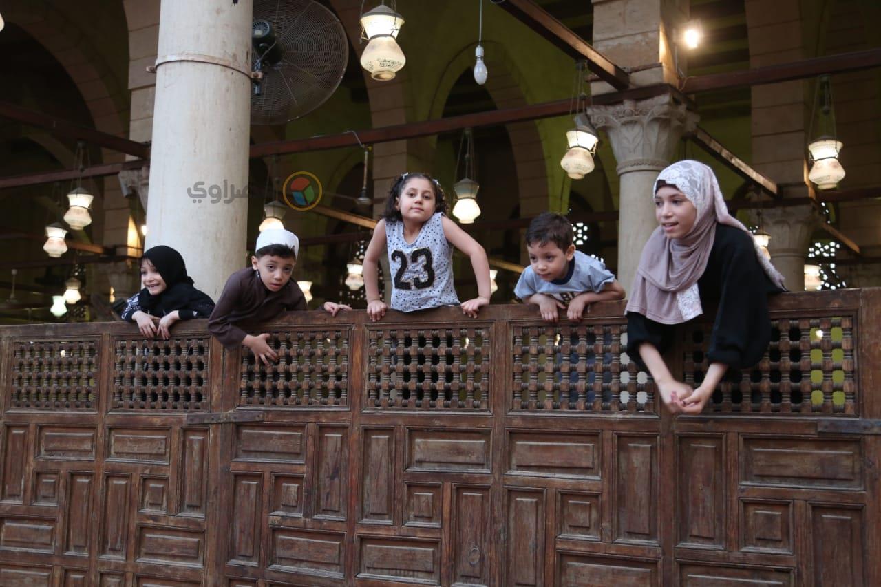الأطفال يحتفلون في مسجد عمرو بن العاص (2)