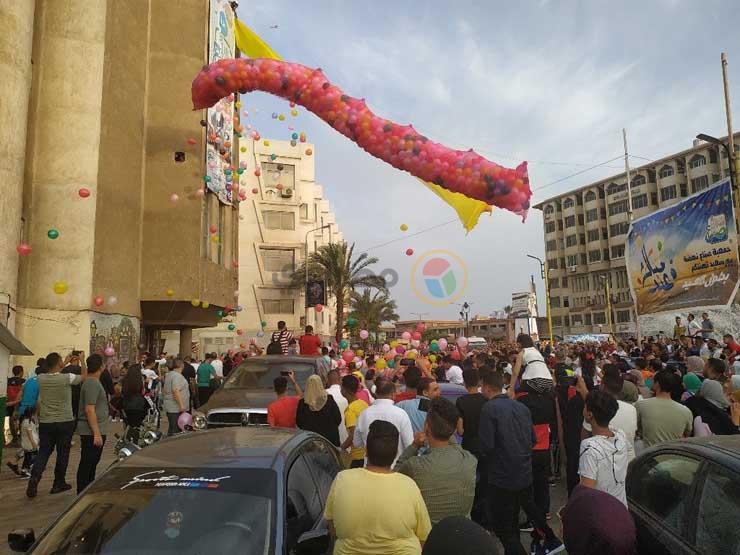 مواطنون يتسابقون لالتقاط البالونات في بورسعيد (2)