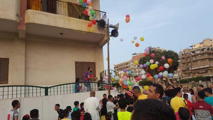 مستقبل وطن ببورسعيد يوزع الهدايا على الأطفال بعد صلاة العيد (1)