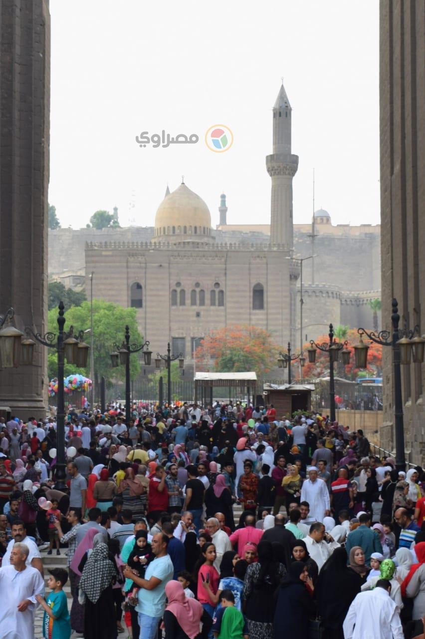مصريون وأجانب يؤدون صلاة العيد في الدرب الأحمر (1)