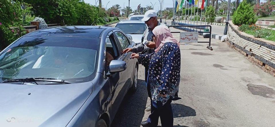 رئيس مدينة جمصة تستقبل الزائرين بالشيكولاتة (1)