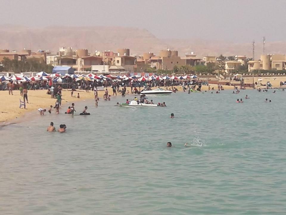 اقبال من الأسر على قضاء ثالث ايام العيد بشاطئ السخنة 