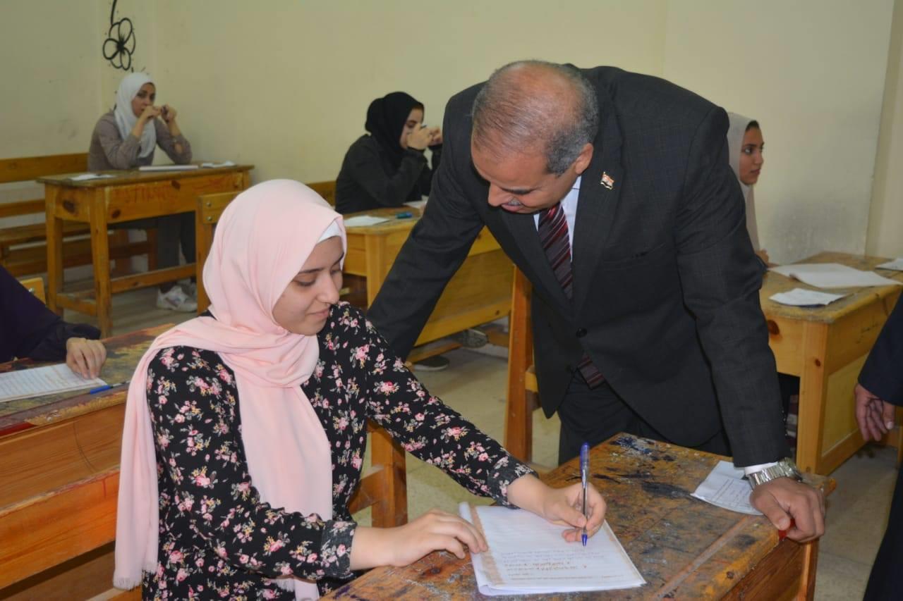 رئيس جامعة الأزهر يتفقد امتحانات الشهادة الثانوية بمعهد فتيات المنطقة السادسة (3)