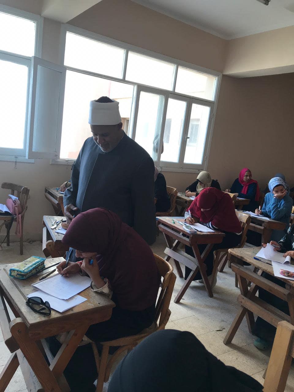 نائبا رئيس جامعة الأزهر يتفقدان لجان امتحانات التربية الرياضية للبنات بالقليوبية (2)