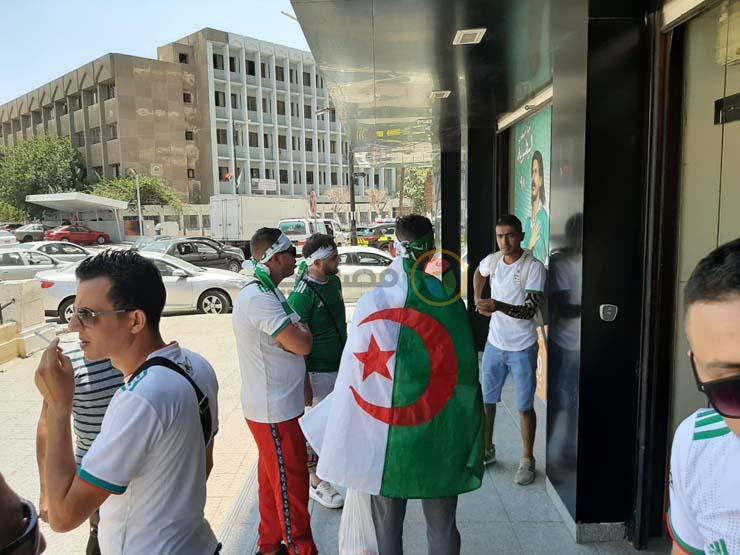 مشجعي الجزائر أمام احد فروع شركة للاتصالات في السويس 