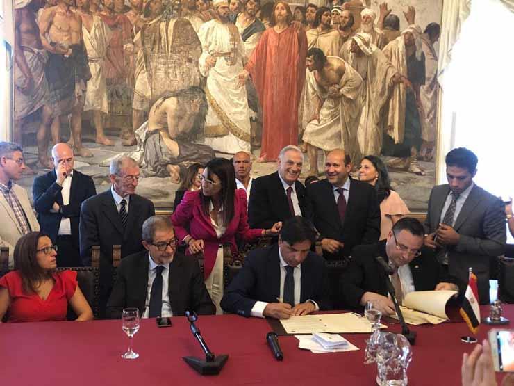 محافظ الإسكندرية خلال توقيع الاتفاقية في إيطاليا (1)