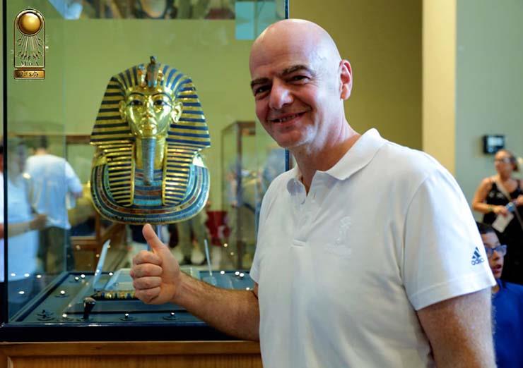 رئيس الفيفا يزور المتحف المصري (1)