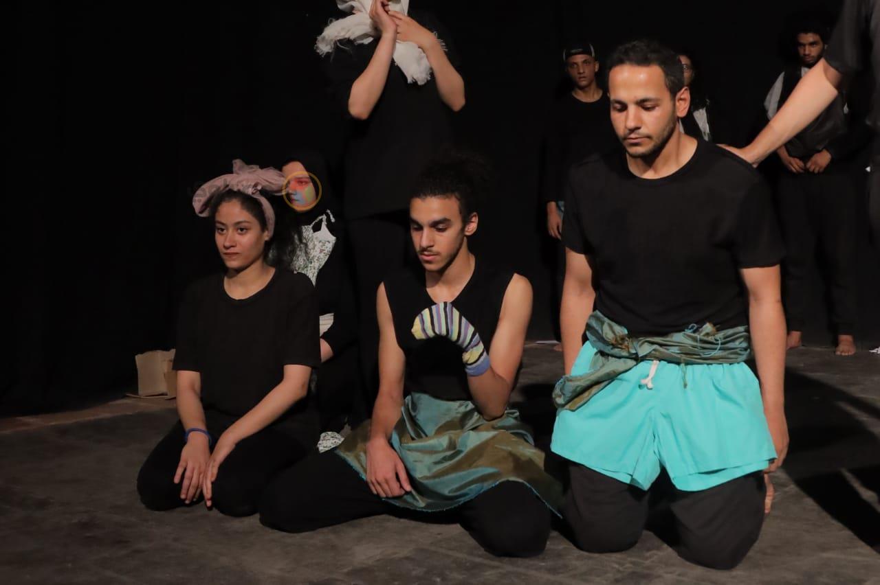 مصريون ولاجئون في الهوا سوا على خشبة المسرح (1)