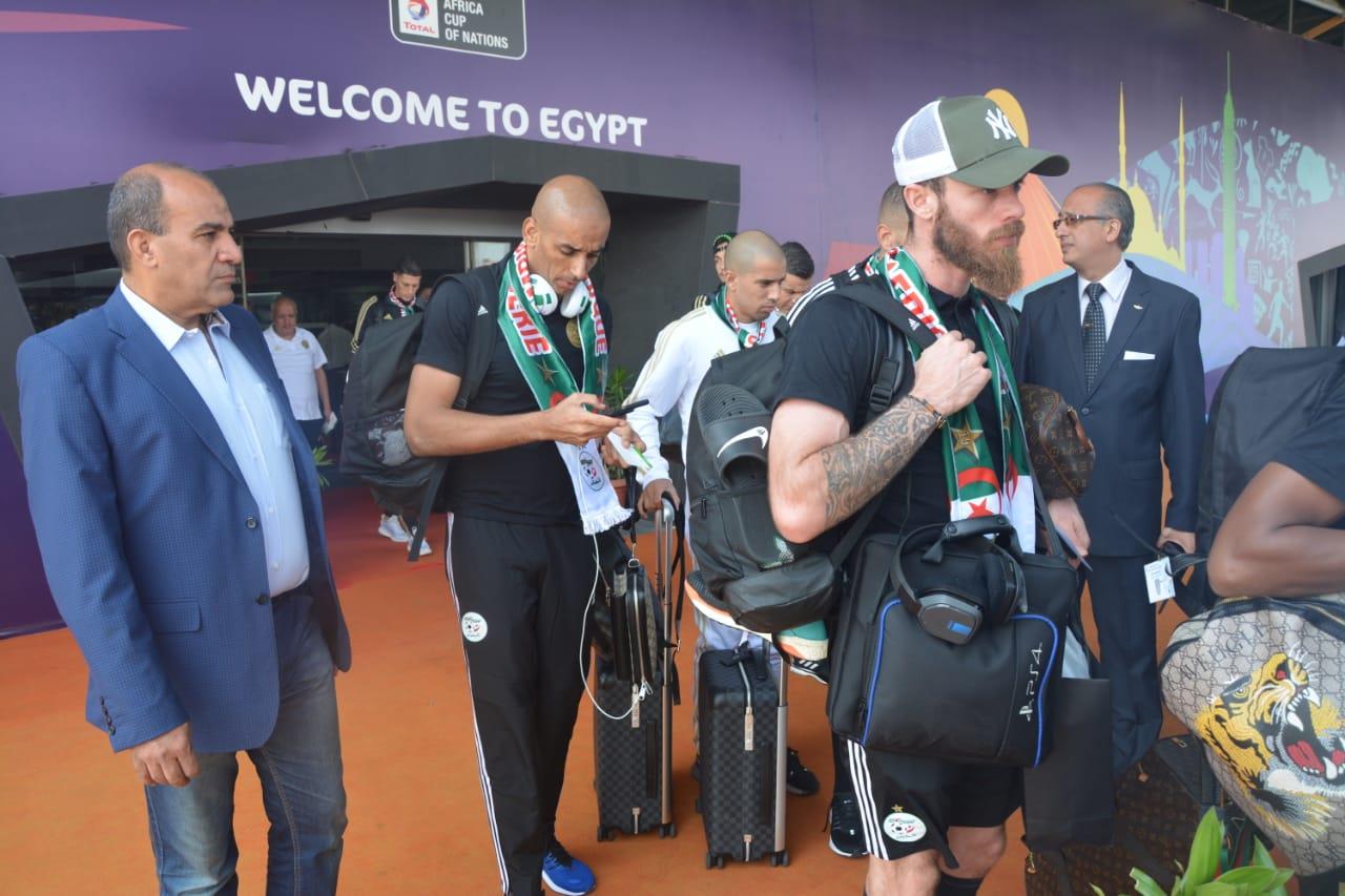 منتخب الجزائر يغادر مطار القاهرة (1)