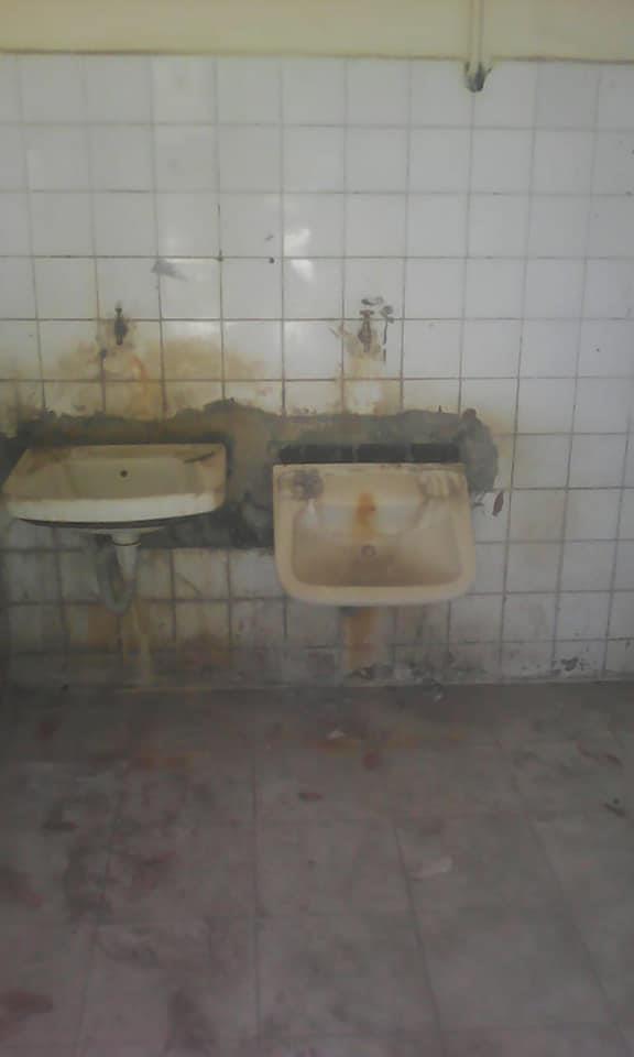 حمامات المدرسة