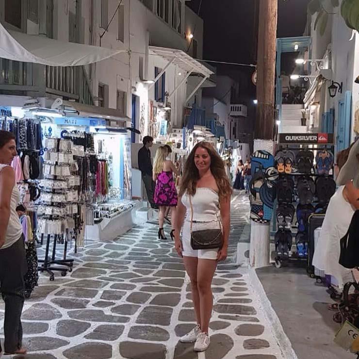 نرمين الفقي تستمتع بعطلتها الصيفية في اليونان (1)