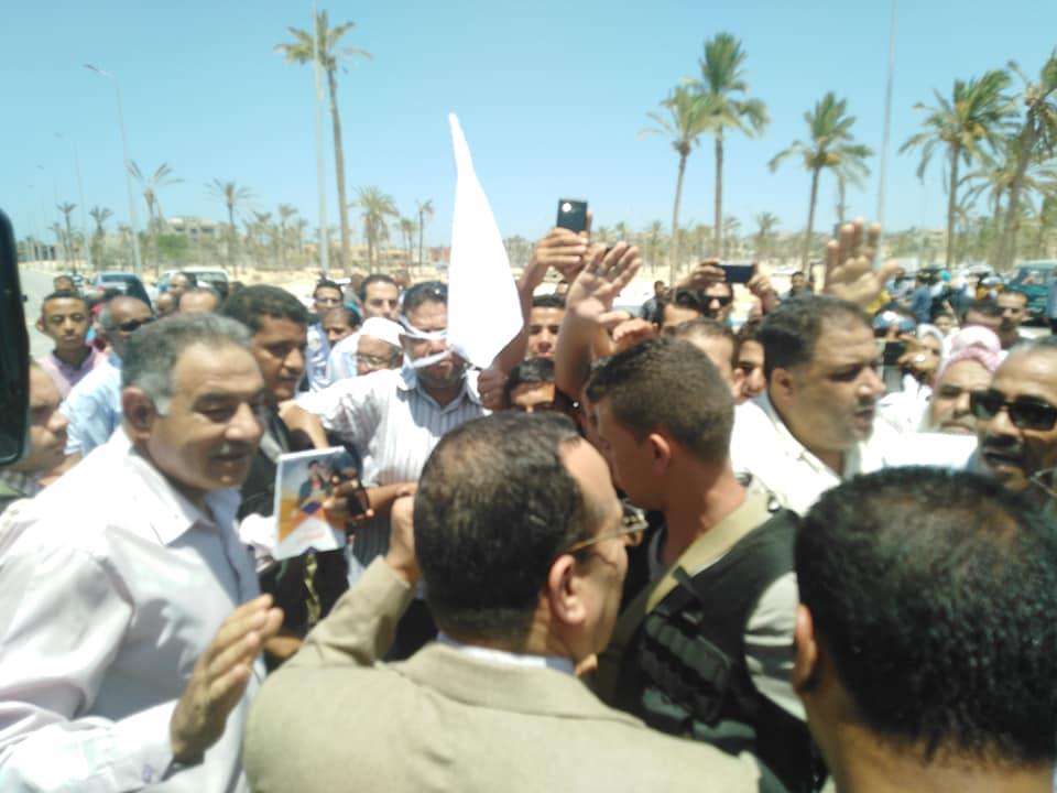 محافظ شمال سيناء يودع حجاج الجمعيات الأهلية (1)
