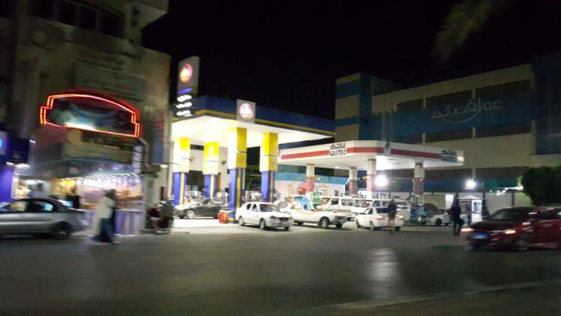 زحام التاكسيات وسيارات الأجرة في محطة الغاز بشارع الجيش 