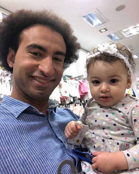 علي ربيع في أول ظهور له مع ابنته